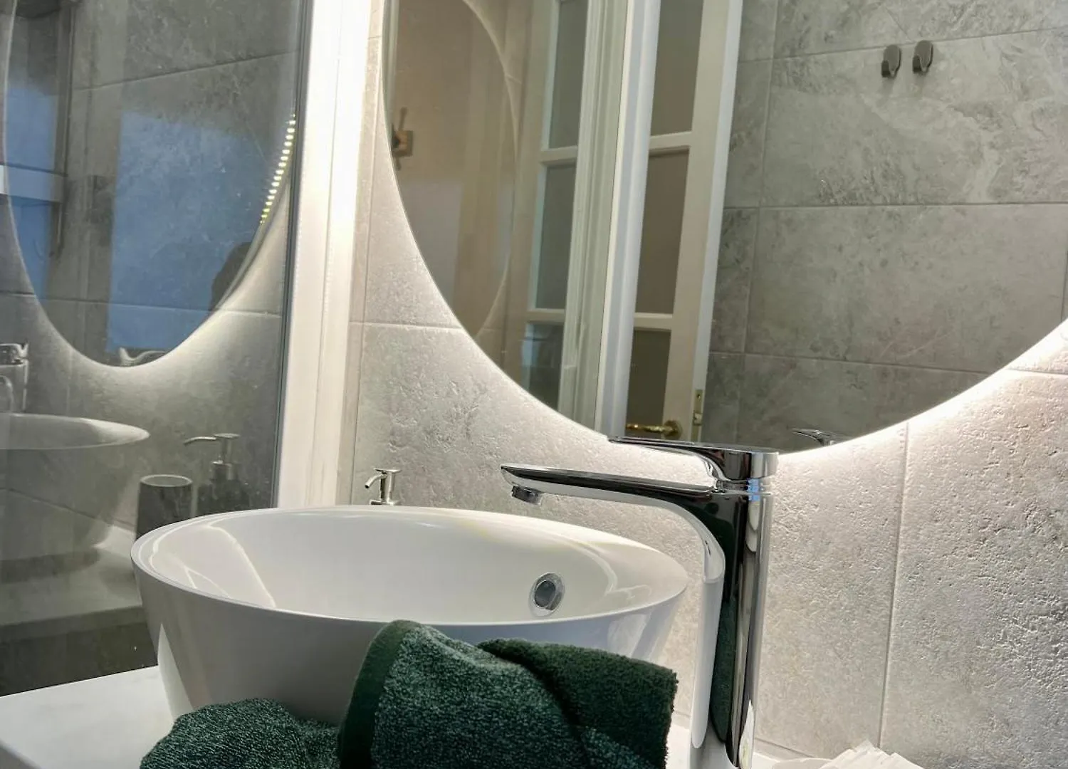 La Bella Milano Charme Apartment 3 Km Away From Duomo/ Netflix & Wi-Fi Included 0*, Milan